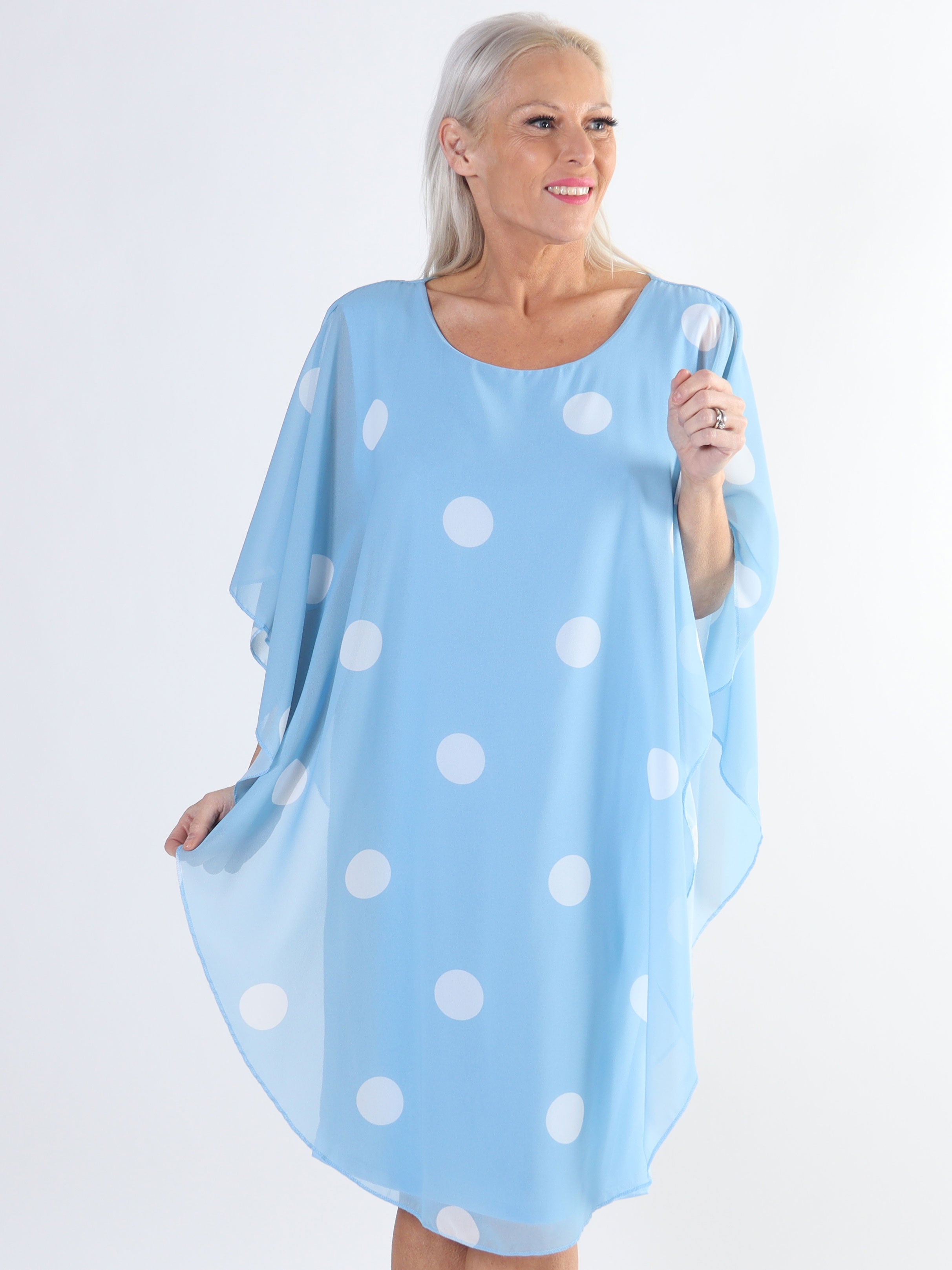 Kenya Dot - Tunikaklänning i plus size med prickigt chiffonglager